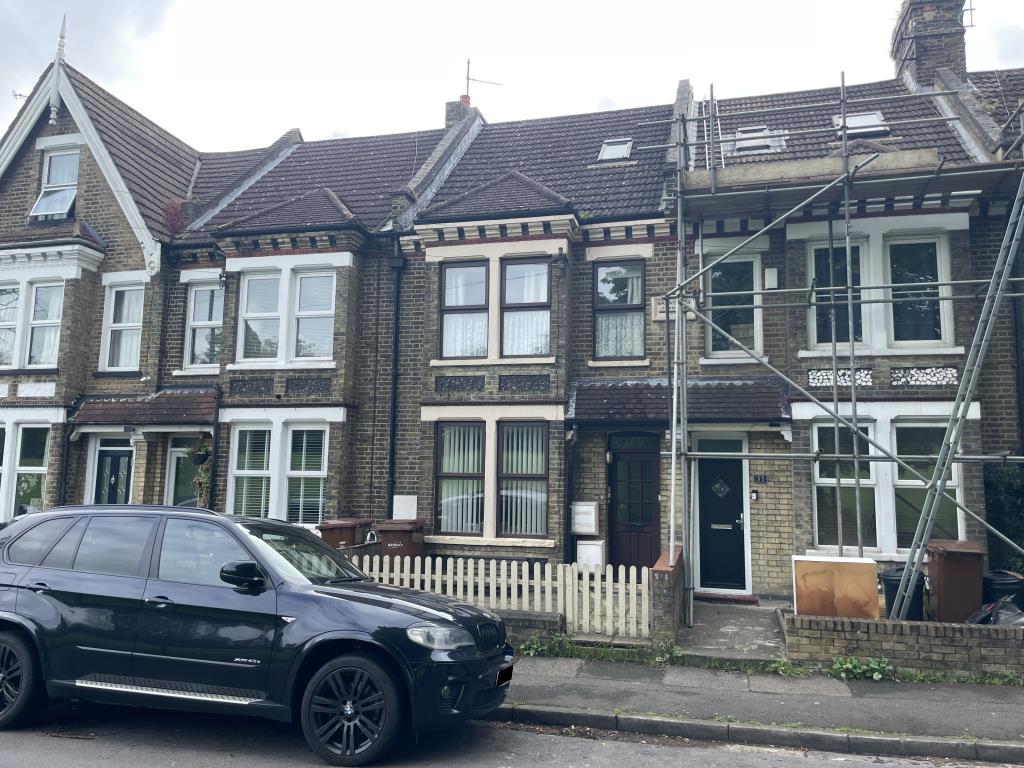 Lot: 164 - PAIR OF FLATS IN NEED OF IMPROVEMENT CLOSE TO TOWN CENTRE - Front view of flats for improvement